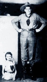 coppia freak: gigante con nana