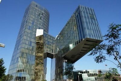 palazzo specchi asimmetrici