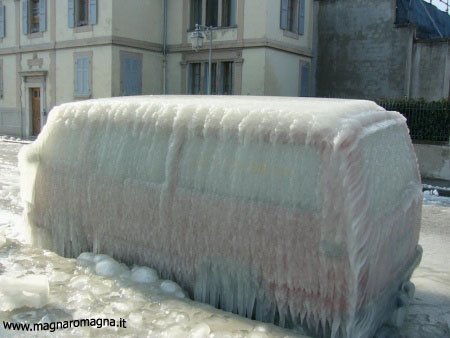 Freddo polare: un autobus completamente ricoperto di ghiacco. Sara' difficile riuscire ad aprire le portiere!