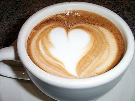 romantico cuore nel latte