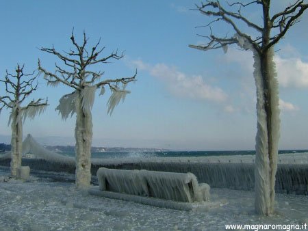 Panchine e alberi completamente ghiacciati sul lago Lehman durante freddo record