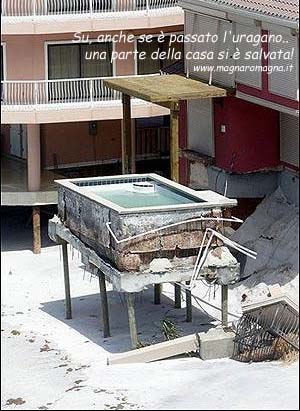 Dopo l'uragano si contano i danni: questa villa e' stata completamente rasa al suolo.. ma e' rimasta in piedi la vasca da bagno!