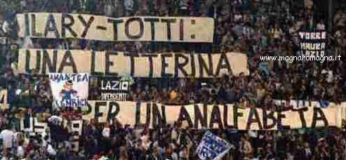 striscione allo stadio su totti