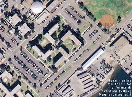 Base USA a forma di svastica nazista
