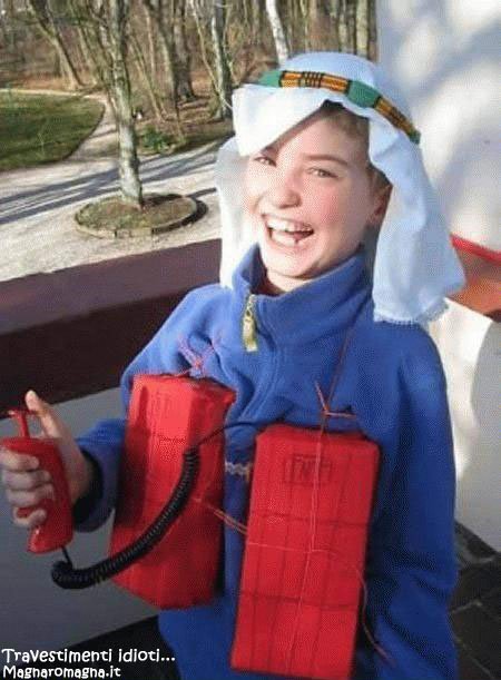 Un vestito idiota visto ad Halloween. In realtà gli stupidi sono stati i genitori, che gli hanno preparato un costume da terrorista islamico.