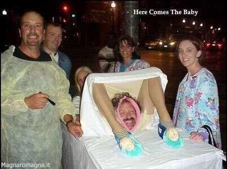 Here comes the baby: un simpatico costume di halloween. E' un travestimento di gruppo, con dottori, mamma incinta e.. bimbo che nasce!