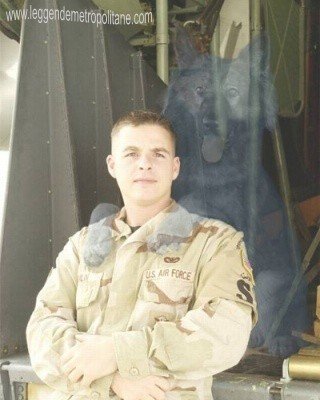 Un'arcana presenza dietro al militare, anzi un ar.. cane! Nella fotografia del soldato americano appare alle sue spalle il fantasma di un cane?