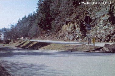 Una strana illusione ottica, che riuscirai ad individuare solamente quanto ti verrà svelata dato che il tuo cervello viene ingannato dalla seguente figura: le due strade che vedi sono entrambe in salita!