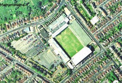 Un'immagine mistica compare sul campo in uno stadio americano: il volto di Gesú é visibile solo guardandolo dall'alto. Semplice coincidenza?