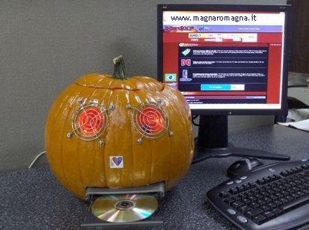 Un computer rielaborato in occasione della festa di Halloween: l'involucro è a forma di zucca, e i ventilatori sembrano degli occhi spiritati