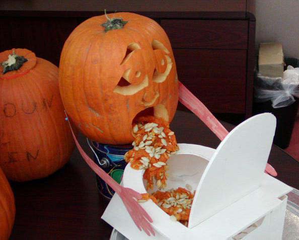 Simpatica creazione fatta con una zucca di halloween: il Jack The lantern (zucca scavata a forma di faccia) sembra che vomiti i suoi semini nel water. Festa pesa eh?!