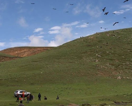 Sky burial, il rito tibetano che da i morti in pasto agli avvoltoi