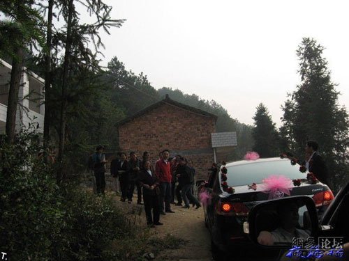 L'auto arriva dalla sposa