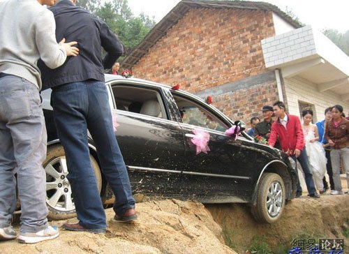 auto finisce nel fosso