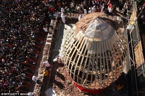 Preparazione dell'uovo gigante (Bariloche, fonte DailyMail)