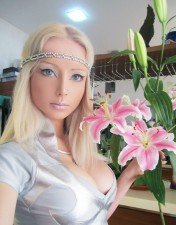 valeria lukyanova primo piano