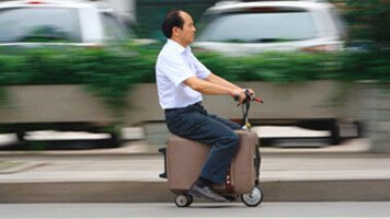 he liangcai con il trolley scooter