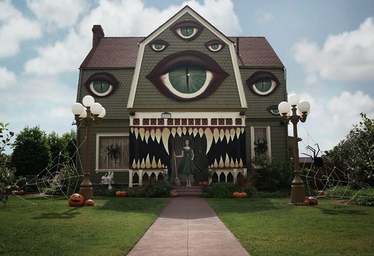 casa dei mostri: decorata con occhi giganti