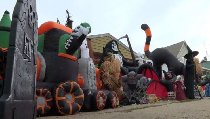 scenario mostruoso con gonfiabili e decorazioni casa