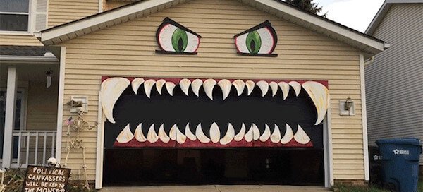 garage trasformato in bocca di mostro