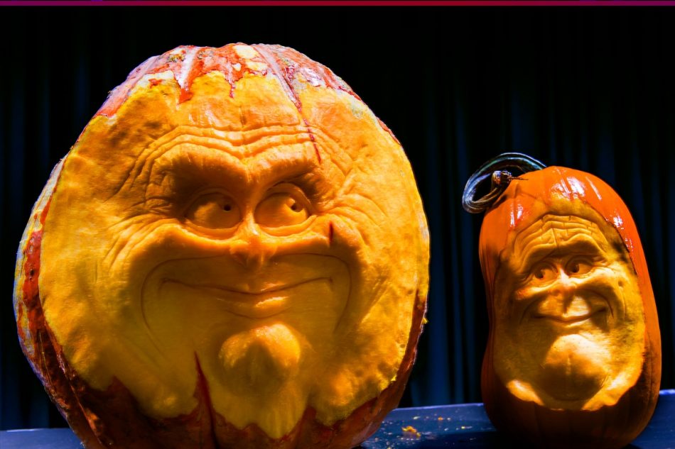 con volti anziani scolpiti