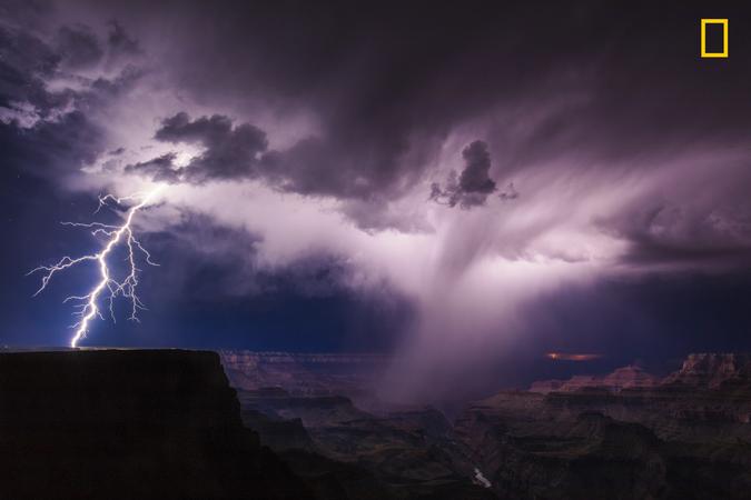 tempesta spettacolare nel Gran Canyon