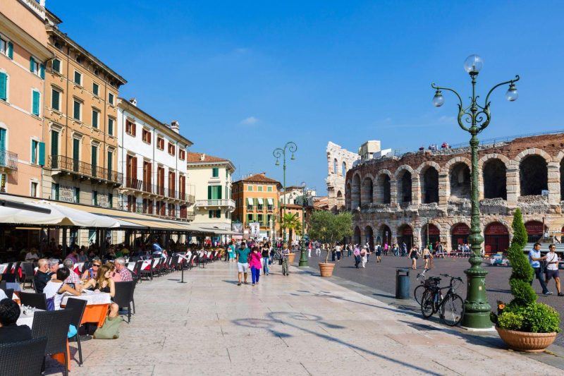 piazza Bra, con l'Arena di Verona