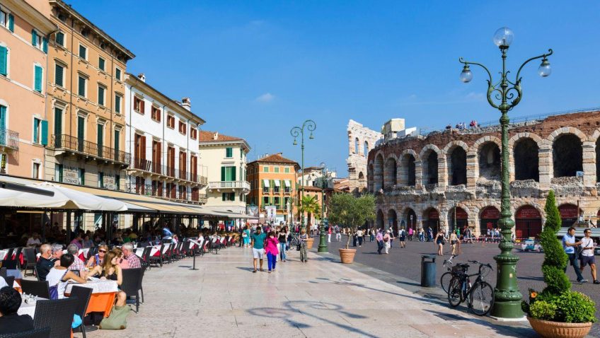 piazza Bra, con l'Arena di Verona